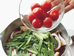 ミニトマトは煮くずれるしないように、にらとともに最後に加えて、温める程度に煮て。