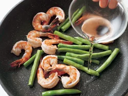 炒め過ぎずに色も食感もよく仕上げたいいんげんは、水を加えた蒸し焼きで火を通す。