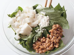 形態の違う数種の野菜は、まず粉を少々まぶしてからころもを加えるとまとまりやすい。