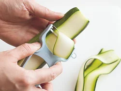 ズッキーニは皮むき器を使うと、薄く均一に削れ、火が通りやすくなる。
