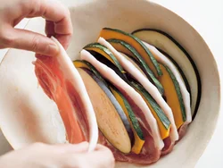 野菜と肉を交互に重ねて、素材の持つ水分も利用して蒸し、互いのうまみを移し合う。