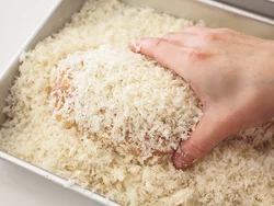 パン粉はとり肉にまぶす前に軽く霧吹きで水をかけることで、つきがよくなり、カリッと仕上がる。