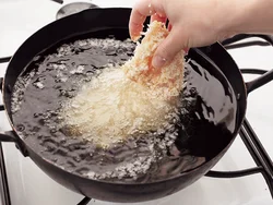 温度の目安はパン粉から小さな気泡が出るくらい！