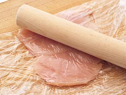 火の通りを均一にするために、とり肉は全体に均等な厚さになるようにたたいてのばす。