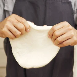 生地は縁を持って回しながら広げる
