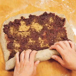 お店では黒砂糖の粒をあんに入れているが、食パン型で作るときは、あんに粉黒砂糖をふると、まんべんなく風味がつく。