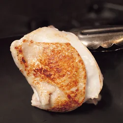 とり肉の皮目のみ焼き目をつける