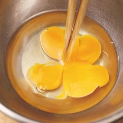 卵は菜箸で黄身を切るだけでいい