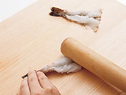 えびはたたいてのばすことで、焼いたときの反り返りを防げる
