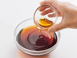 かけつゆのごま油は最後に加えると混ざりやすくなり、香りよく仕上がる