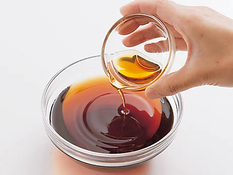 かけつゆのごま油は最後に加えると混ざりやすくなり、香りよく仕上がる