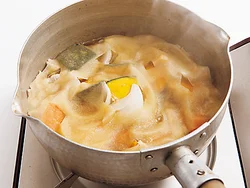 落としぶたをして煮ることで、かぼちゃは味がしみやすく、ふっくら煮上がる
