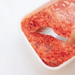 完全に凍る前にフォークで細かく削ってシャリシャリの食感に。