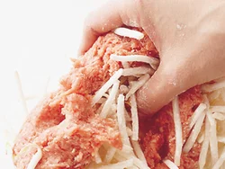 もやしに小麦粉をまぶしておくと、肉だねとよくなじむ。もやしは折りながら混ぜると時短に。