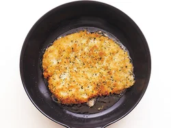 薄くたたいた肉なら、少ない油で揚げ焼きにできる。