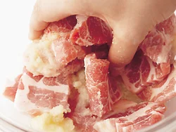豚ににんにくがきいた下味をしっかりもみ込み、風味をアップ。焼いたときに野菜にもうまみが移る。