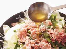 材料を入れて油、酒を回しかける。