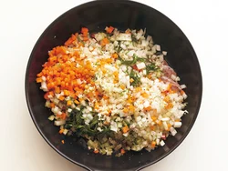 粗く刻んだ香味野菜でおおい、とり肉を蒸す。