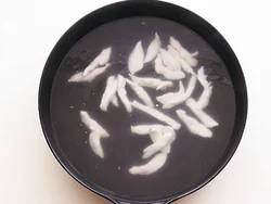 とり肉のうまみが出たゆで汁でそうめんをゆでる。