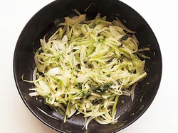 セロリは葉ごと、玉ねぎと炒めて香りよく。