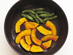 少し多めの油で２種の野菜を焼きつけて。