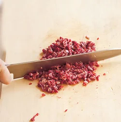 タコミートは食感でおいしさが決まる。だから、すね肉を包丁でたたいて使う。ひき肉を使うより断然おいしい！