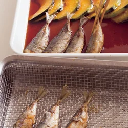 揚げた豆あじを熱いうちに漬け汁に漬けることで、しっかりと味がなじみ、おいしく仕上がる。