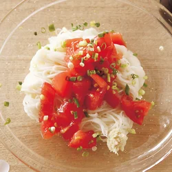 ★ストック野菜活用→【程よい酸味の変わりそうめん】そうめんに塩トマトをトッピングすれば、さっぱり味ながらもボリューム満点のそうめんに。