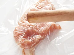 とり肉の繊維に対して垂角にめん棒でたたくと、肉質がやわらかくなり均等に焼ける