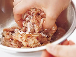 豚肉は調味料をもみ込んでから、片栗粉を加えて味を閉じ込める。肉もやわらかく仕上がる