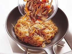 牛肉は火を通し過ぎるとかたくなるので、最後に戻し入れる