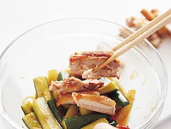 焼いた野菜や肉は温かいうちに合わせだれに漬け込むと、味がしみこんでおいしい