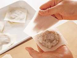 あんが接着剤代わりになるので上下の春巻きの皮は、水をつけなくてもくっつく