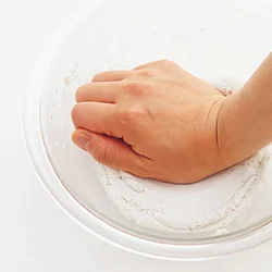 耳たぶくらいの弾力になるまでこねる。かたい場合は水で調整して。
