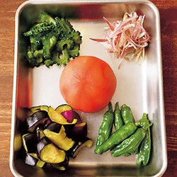 野菜は煮込まず、軽く火を通すだけなので、湯むきや塩もみなど下ごしらえをしておく。