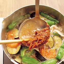 夏野菜は味の個性が強いので、みそも色が濃く、塩けの強いものが相性がよい。