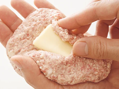 豆腐を混ぜたたねはやわらかいので、チーズは埋め込むように包む。