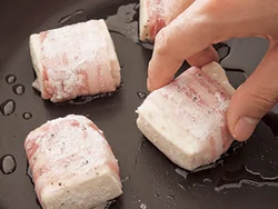 肉は縮むので、豆腐が潰れないようにふんわり巻いて、巻き終わりの面から焼いて。
