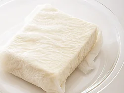 ペーパータオルは破けないように二重にし、豆腐を包んで電子レンジで加熱する。