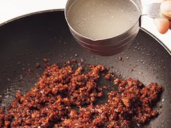 肉みそをじっくり炒めて味を凝縮させてからスープを加えることで、本格味に。