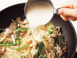 豆乳は火を入れ過ぎるとモロモロになりがちなので、ほかの材料がすべて入ってから加える。