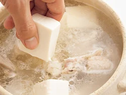 豆腐はすが入らないように、ほかの具がやわらかく煮えてから加え、温める程度に煮ればよい。