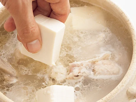 豆腐はすが入らないように、ほかの具がやわらかく煮えてから加え、温める程度に煮ればよい。