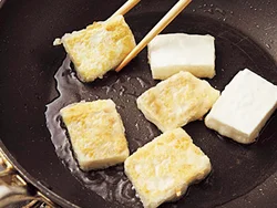 豆腐の片面に焼き色がついたら返し、もう片面も同様に焼く。くずれやすいのでやさしく返して。