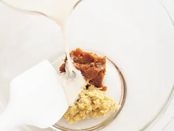 だまにならないように、しょうがとみそに豆乳を少しずつ加えながら溶き混ぜていく。