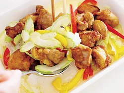 から揚げは熱いうちにマリネ液に漬けると、味がなじみやすくなる。