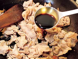 バルサミコ酢は炒めることで、酸味がまろやかになり、甘みが立つ。
