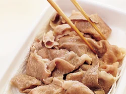 全体が水っぽくならないように、牛肉はペーパータオルを敷いたバットにとって湯をしっかりきる。