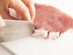 豚肉は筋を切ることで、焼くときの縮みが防げ、味もなじみやすくなる