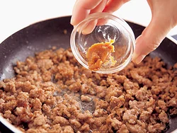 肉みそは最後にみそを加え、溶きのばすようにして炒める